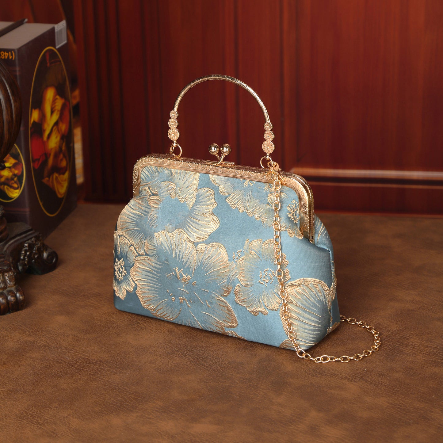 云中月 新中式夹子包庄严手提口金包珍珠包 Moon-in-the-Clouds New Chinese-Style Clip Bag – Elegant Frame Handbag with Pearl Details