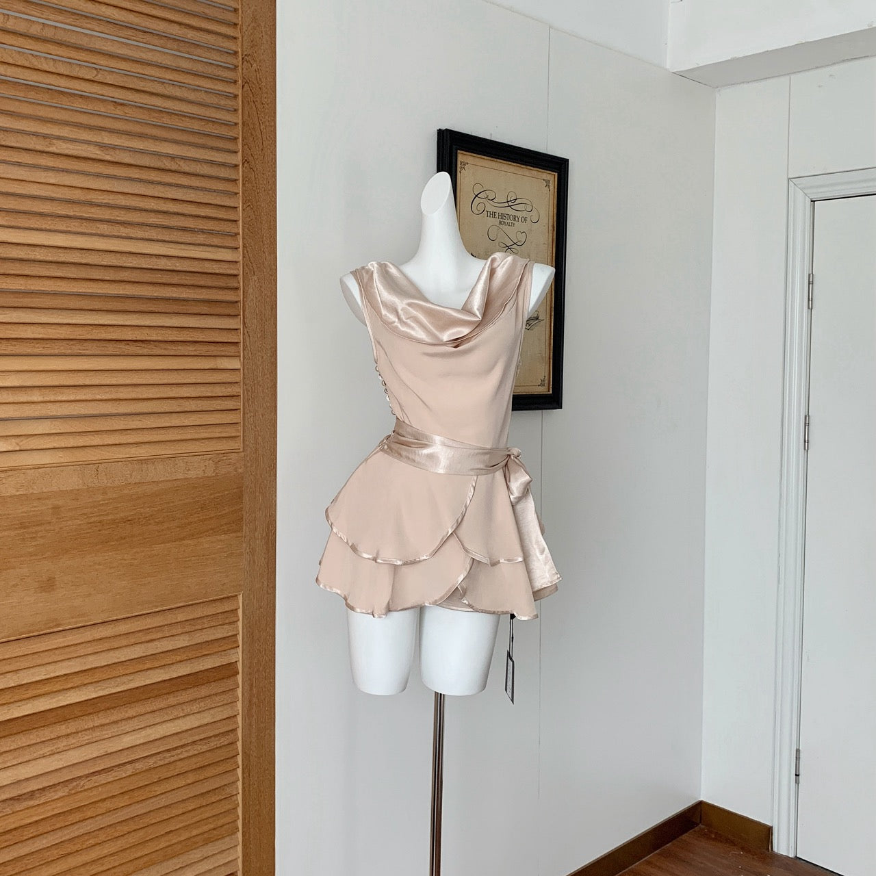 典藏情话 缎面荡领荷叶边连衣裙  Timeless Romance Satin Draped Neck Ruffle Dress