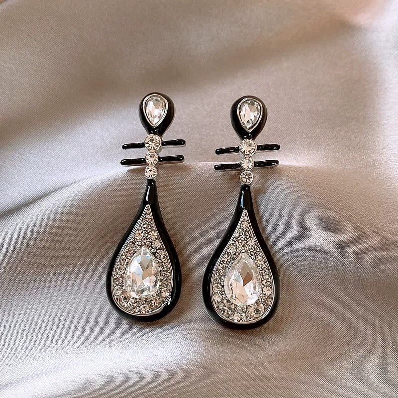 古韵黑琵琶 国风民族风典雅耳环 Elegant Black Pipa Earrings with Traditional Chinese Ethnic Style