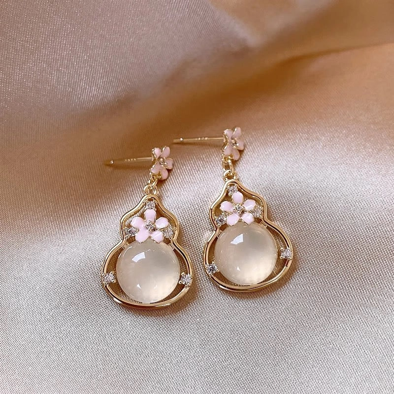旺财葫芦 金色粉花气质耳环 Golden Gourd Earrings with Pink Floral Accents – Auspicious and Elegant