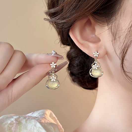 旺财葫芦 金色粉花气质耳环 Golden Gourd Earrings with Pink Floral Accents – Auspicious and Elegant