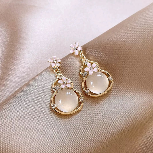 旺财葫芦 金色粉花气质耳环 Golden Gourd Earrings with Pink Floral Accents – Auspicious and Elegant