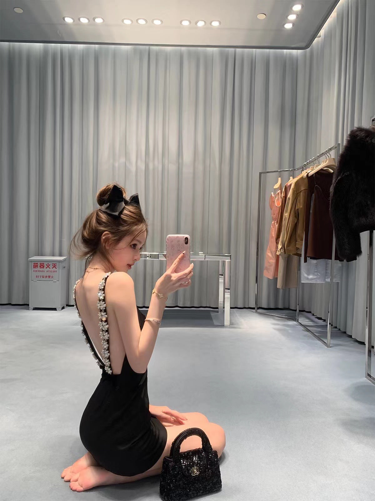 封神小黑裙 重工钉钻露背吊带连衣裙 Iconic Little Black Dress with Heavy Stud Embellishments and an Open Back