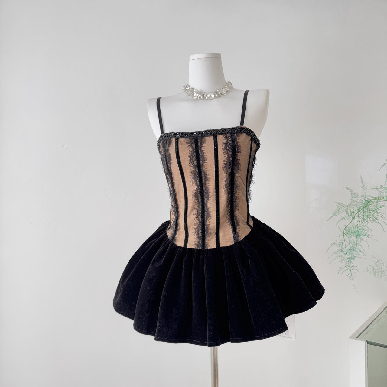 黑天鹅之夜 越南小众带胸垫蕾丝丝绒连衣裙 Black Swan Night Vietnam Designer Lace & Velvet Padded Dress