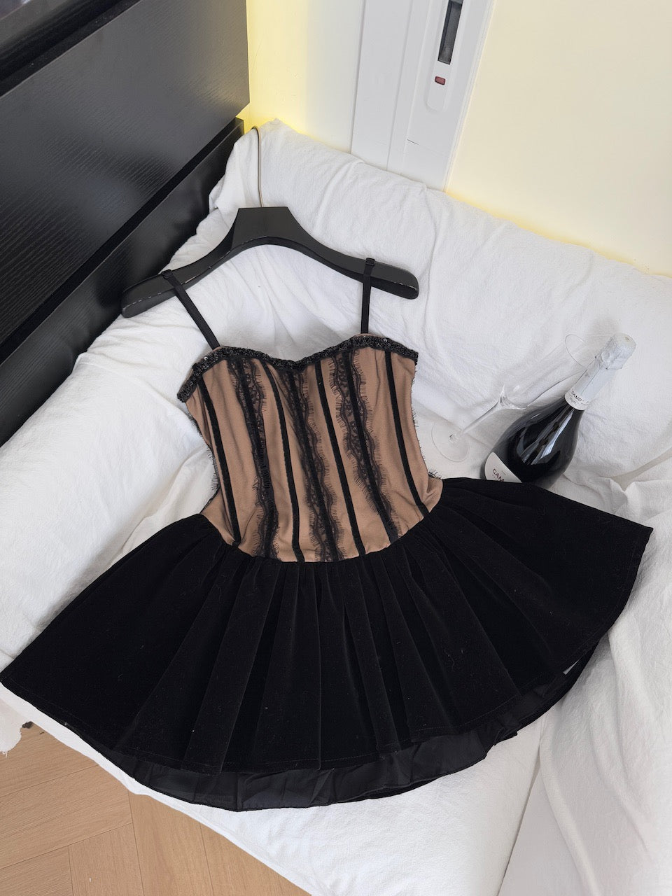 黑天鹅之夜 越南小众带胸垫蕾丝丝绒连衣裙 Black Swan Night Vietnam Designer Lace & Velvet Padded Dress