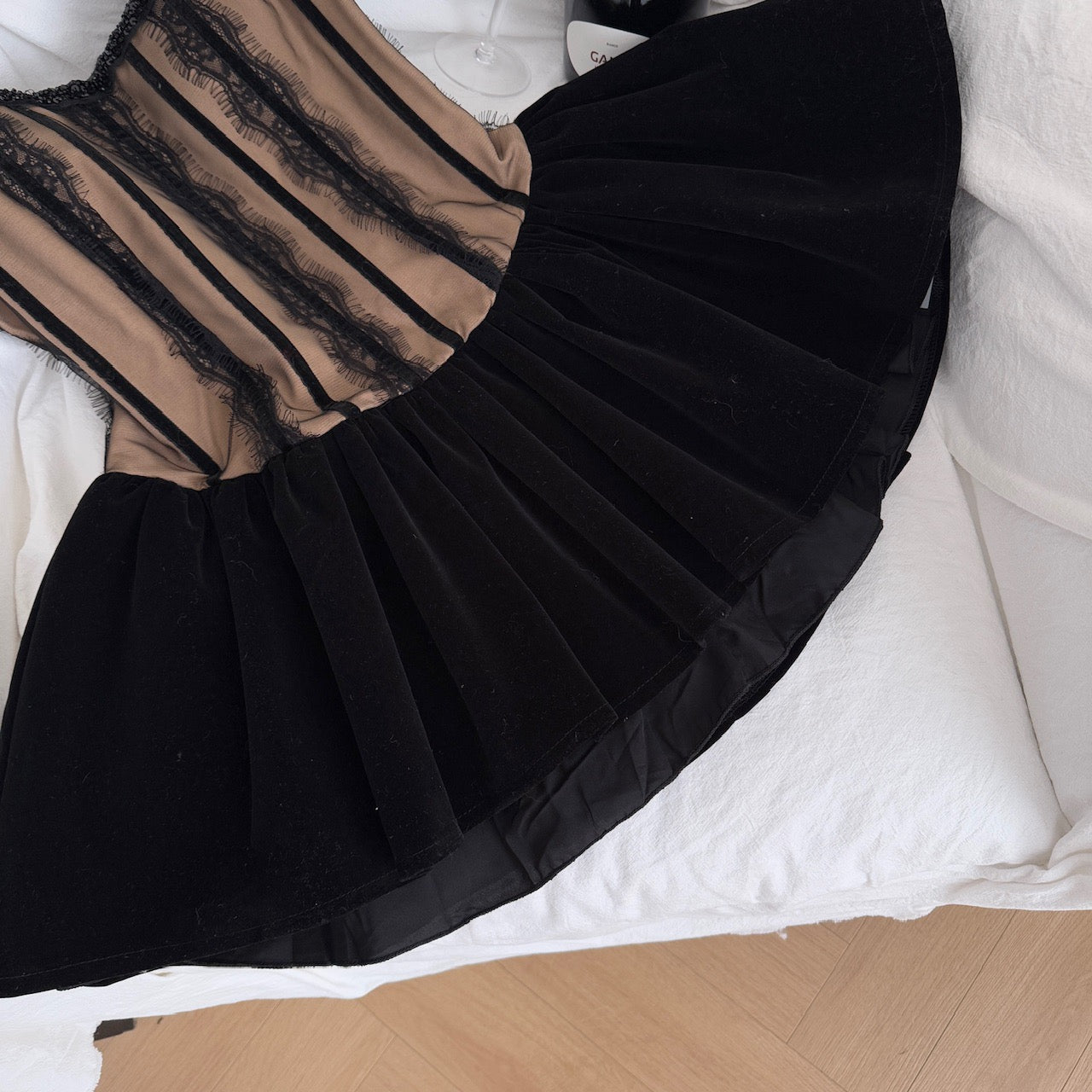 黑天鹅之夜 越南小众带胸垫蕾丝丝绒连衣裙 Black Swan Night Vietnam Designer Lace & Velvet Padded Dress