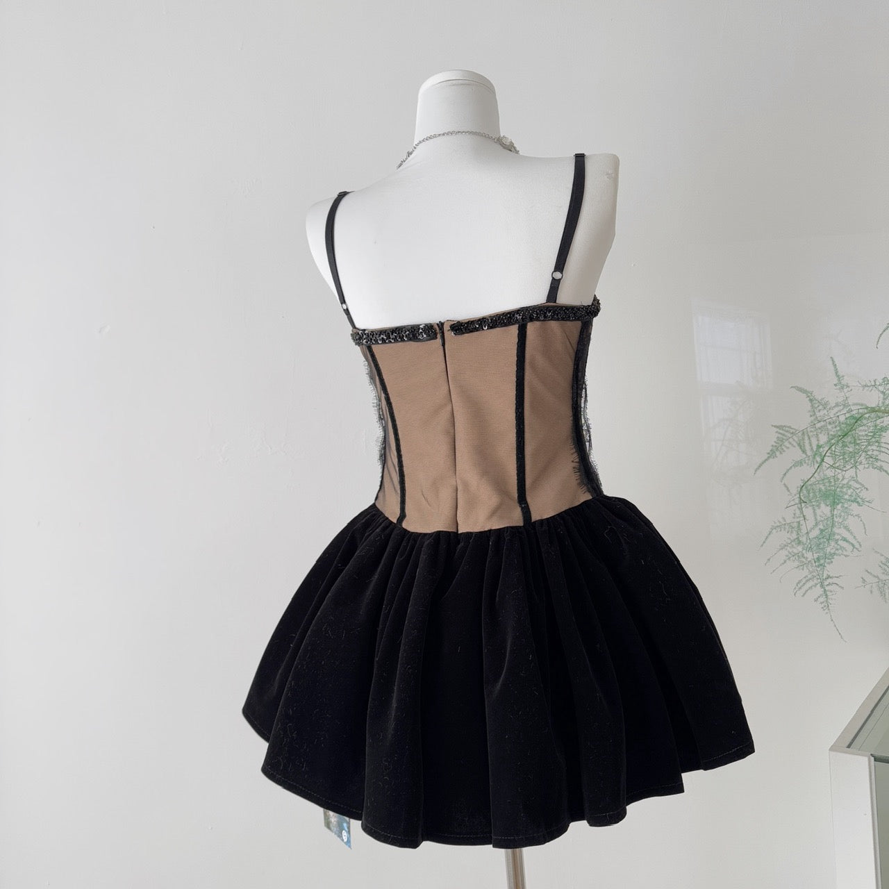 黑天鹅之夜 越南小众带胸垫蕾丝丝绒连衣裙 Black Swan Night Vietnam Designer Lace & Velvet Padded Dress