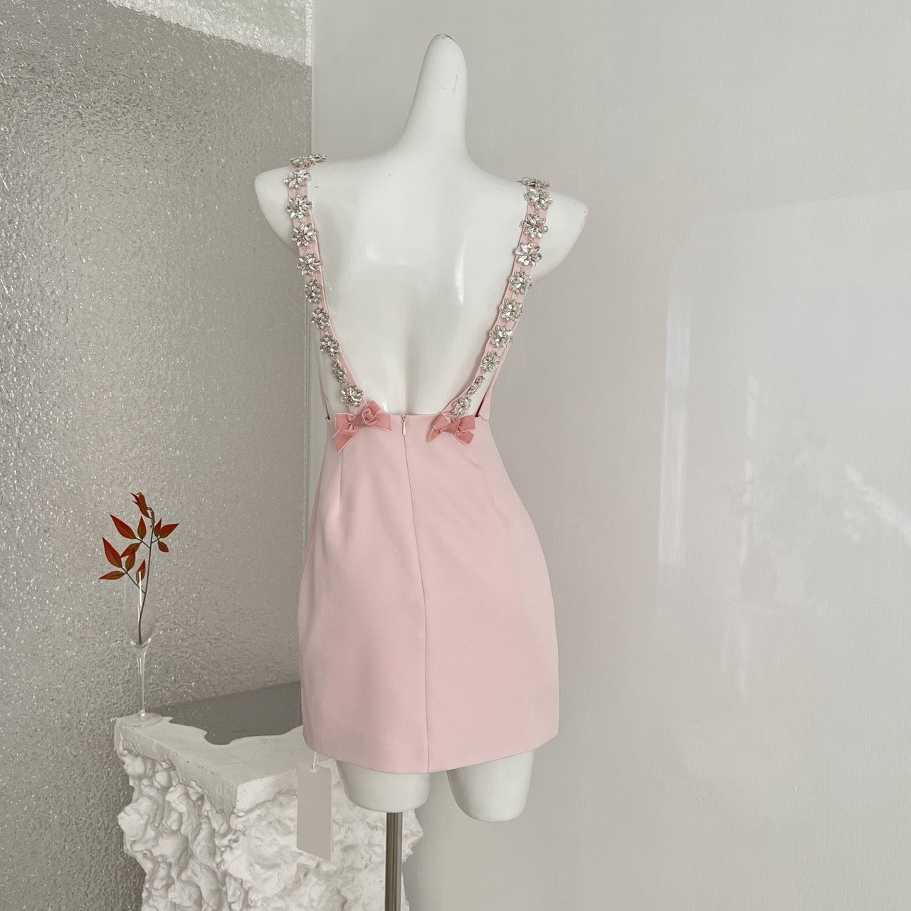 封神小黑裙 重工钉钻露背吊带连衣裙 Iconic Little Black Dress with Heavy Stud Embellishments and an Open Back