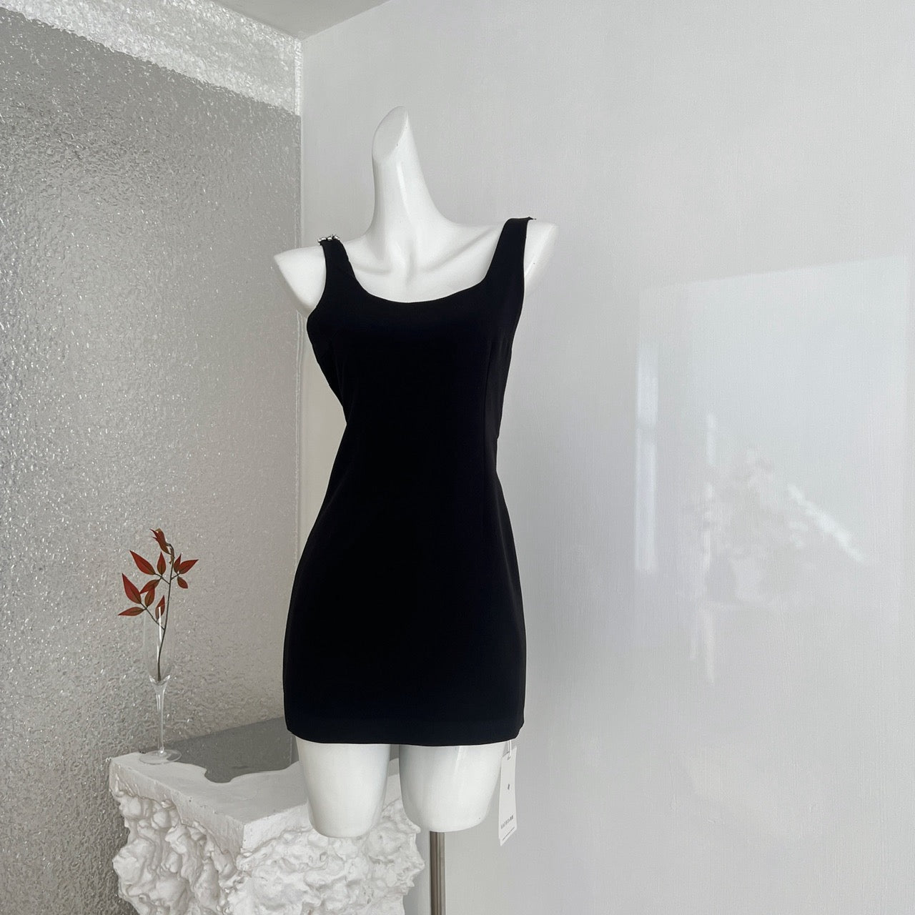 封神小黑裙 重工钉钻露背吊带连衣裙 Iconic Little Black Dress with Heavy Stud Embellishments and an Open Back