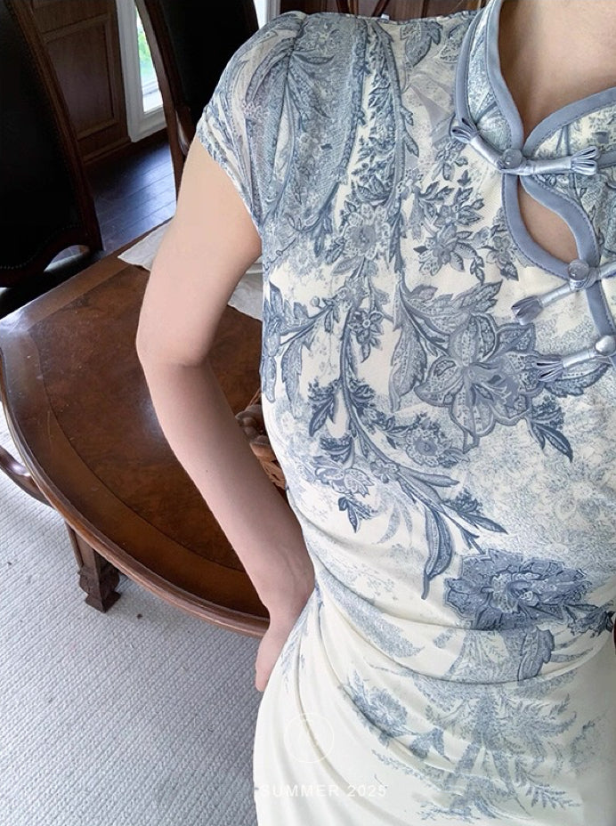 青花瓷 新中式印花水墨改良旗袍 Blue-and-White Porcelain · New Chinese-Style Ink-Print Modern Qipao