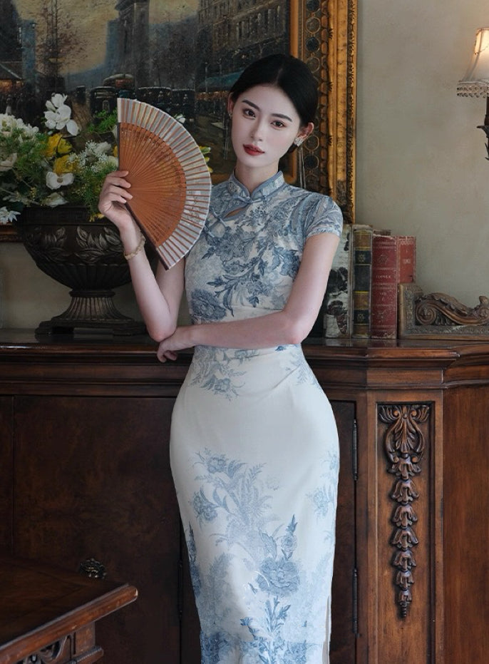 青花瓷 新中式印花水墨改良旗袍 Blue-and-White Porcelain · New Chinese-Style Ink-Print Modern Qipao