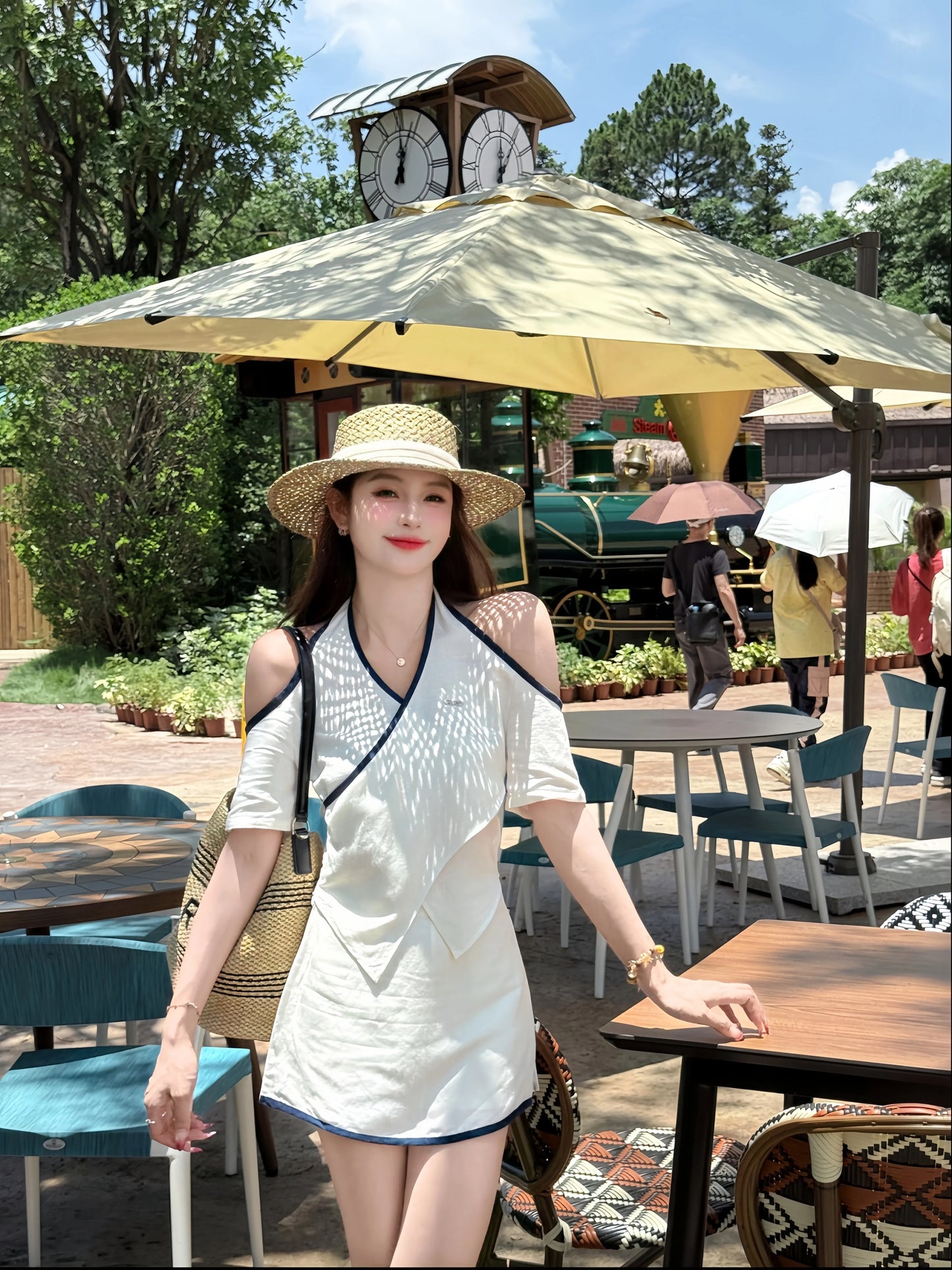 极简洋光 亚麻露肩上衣轻奢短裙套装 Minimalist Elegance Linen Off-Shoulder Top & Luxury-Style Skirt Set