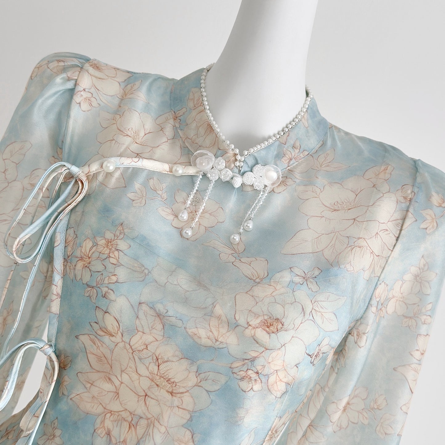 牡丹亭·定制牡丹花松量旗袍套装 Peony Pavilion · Couture Peony-Embroidered Qipao Ensemble