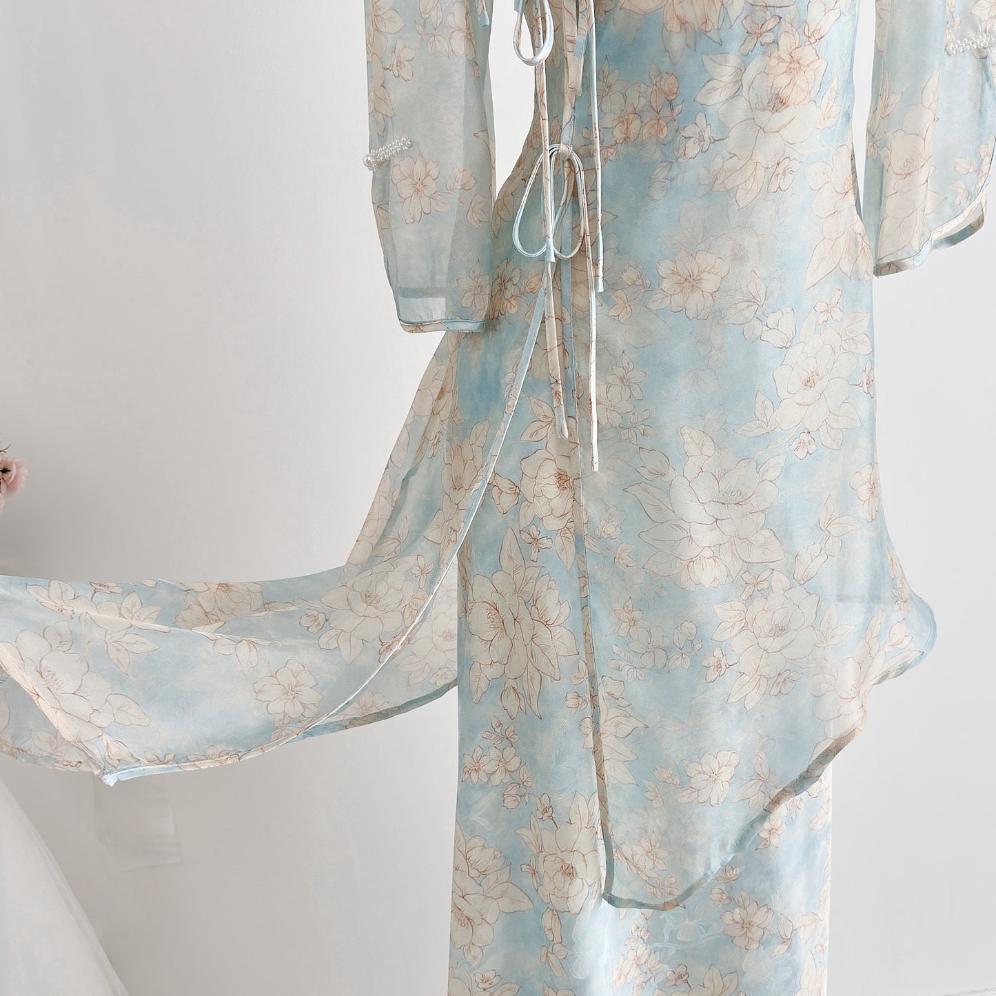 牡丹亭·定制牡丹花松量旗袍套装 Peony Pavilion · Couture Peony-Embroidered Qipao Ensemble