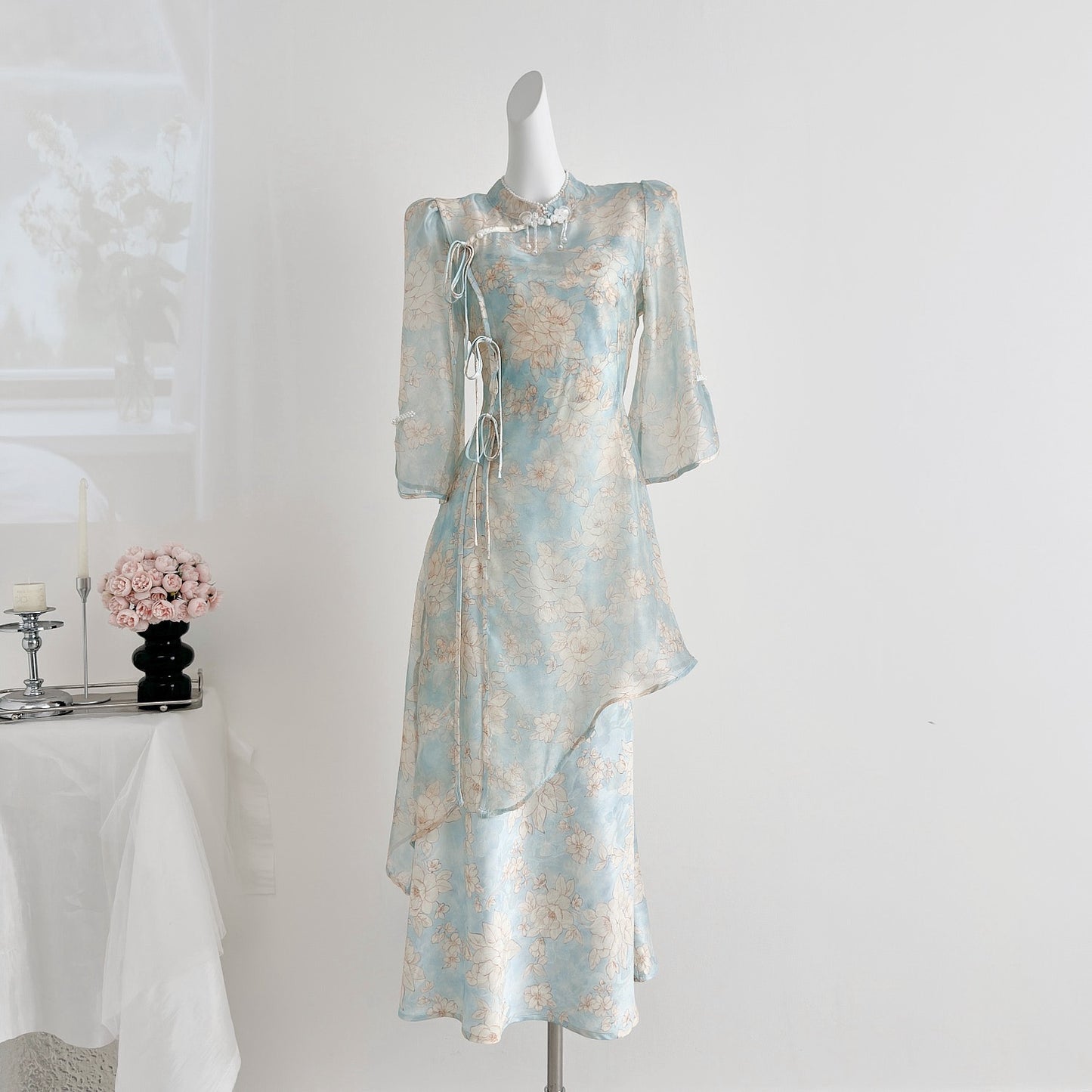 牡丹亭·定制牡丹花松量旗袍套装 Peony Pavilion · Couture Peony-Embroidered Qipao Ensemble