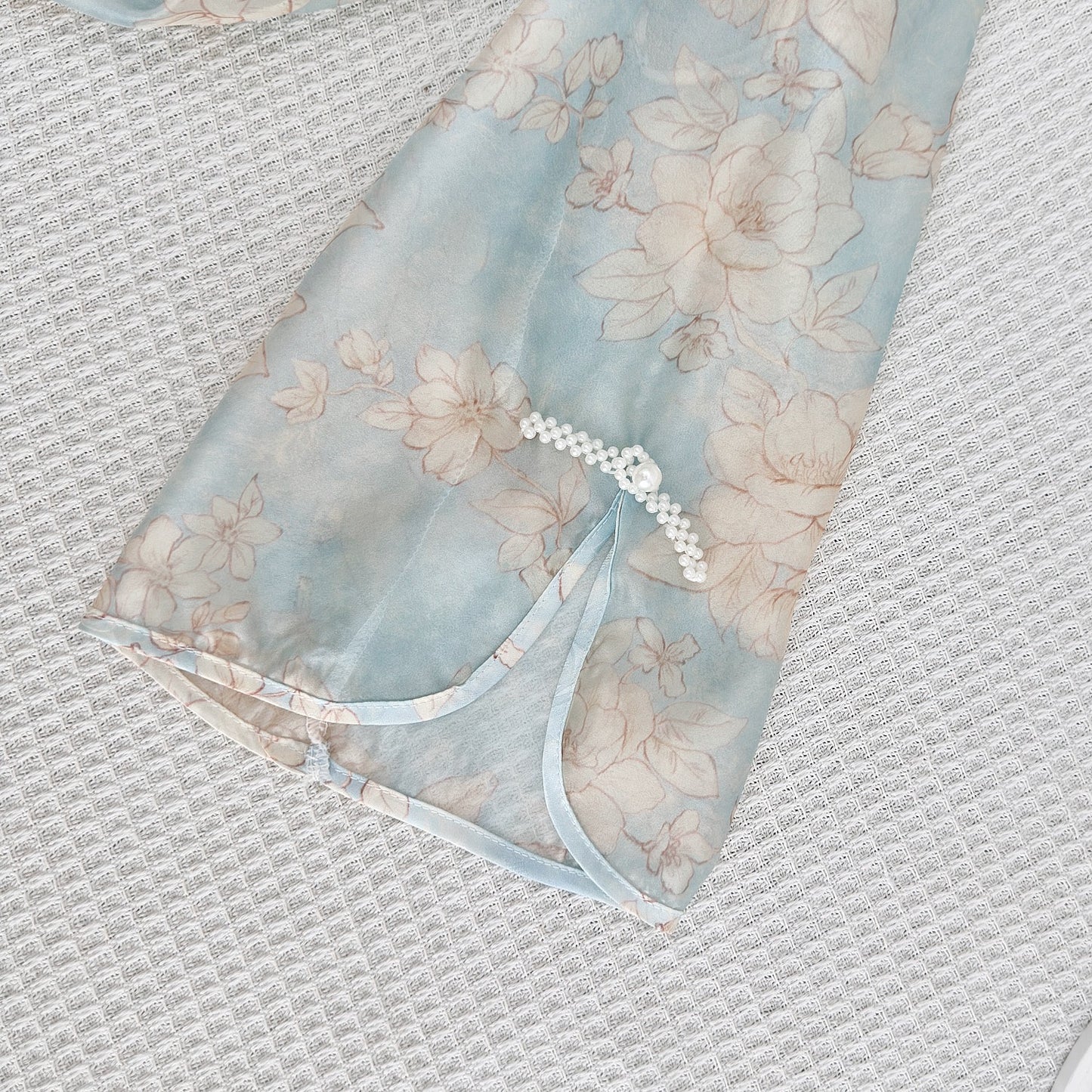 牡丹亭·定制牡丹花松量旗袍套装 Peony Pavilion · Couture Peony-Embroidered Qipao Ensemble