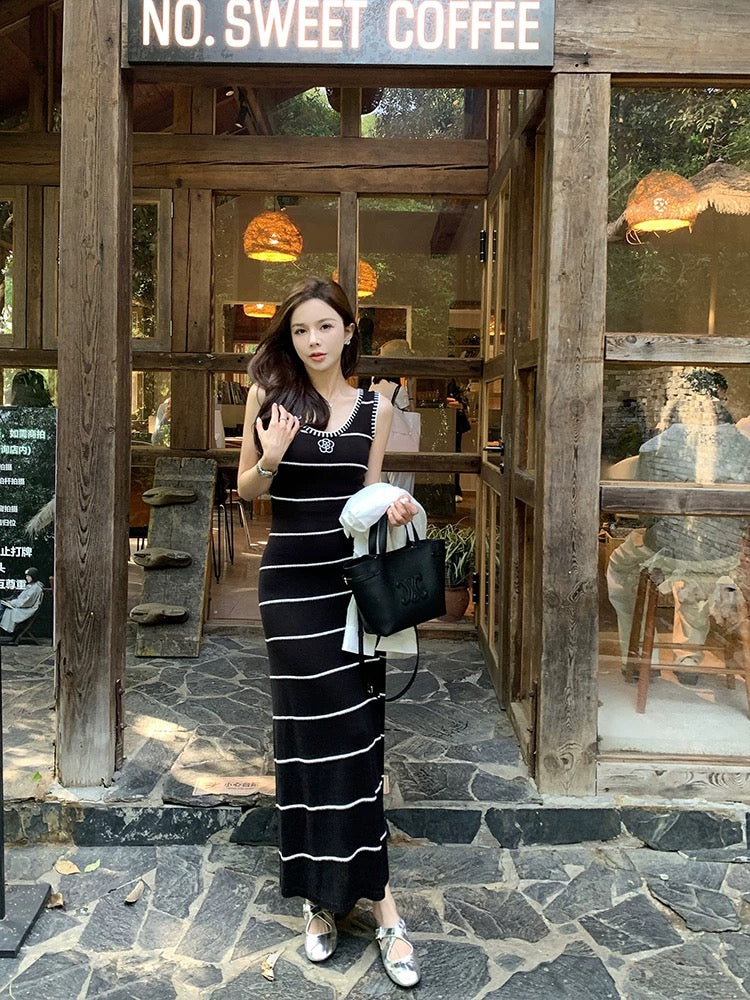 假日小香 黑白条纹撞色钩花气质收腰连衣裙 Holiday style black-and-white striped color-block crochet waist-cinching dress