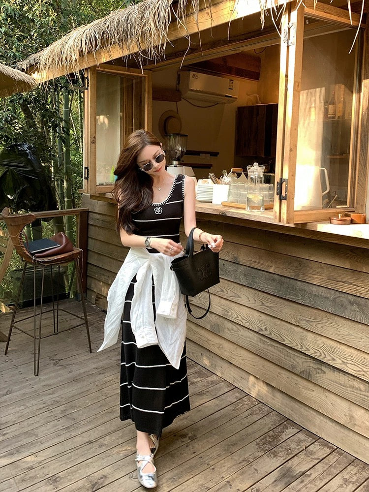 假日小香 黑白条纹撞色钩花气质收腰连衣裙 Holiday style black-and-white striped color-block crochet waist-cinching dress