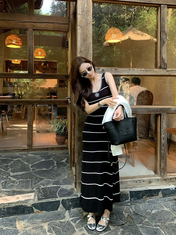 假日小香 黑白条纹撞色钩花气质收腰连衣裙 Holiday style black-and-white striped color-block crochet waist-cinching dress