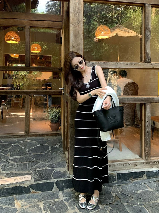 假日小香 黑白条纹撞色钩花气质收腰连衣裙 Holiday style black-and-white striped color-block crochet waist-cinching dress