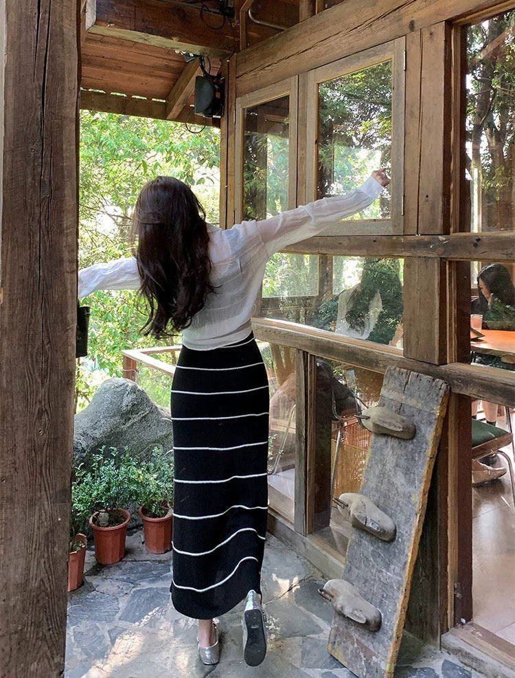 假日小香 黑白条纹撞色钩花气质收腰连衣裙 Holiday style black-and-white striped color-block crochet waist-cinching dress