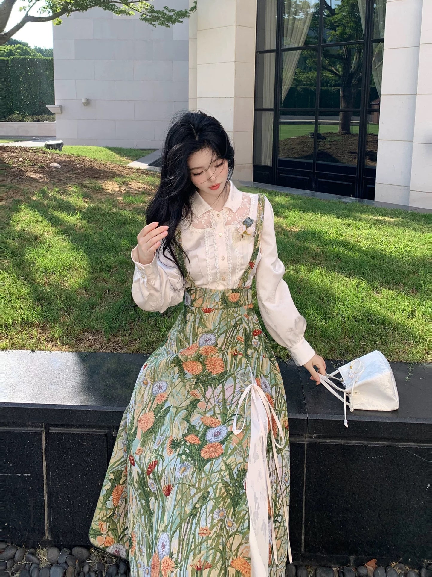梦境边缘 精致衬衫+油画感背带裙 Edge of Dream – Elegant Blouse + Oil-Painting Style Suspender Dress