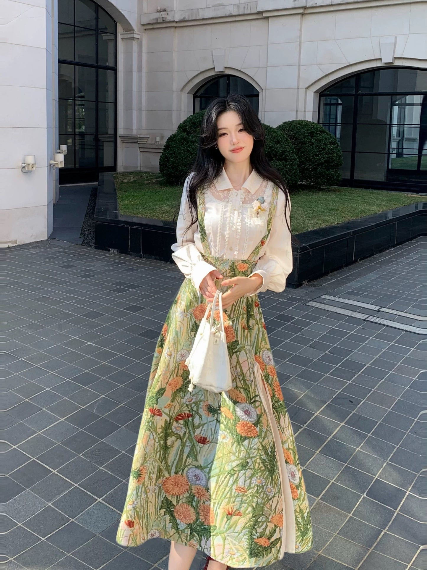 梦境边缘 精致衬衫+油画感背带裙 Edge of Dream – Elegant Blouse + Oil-Painting Style Suspender Dress