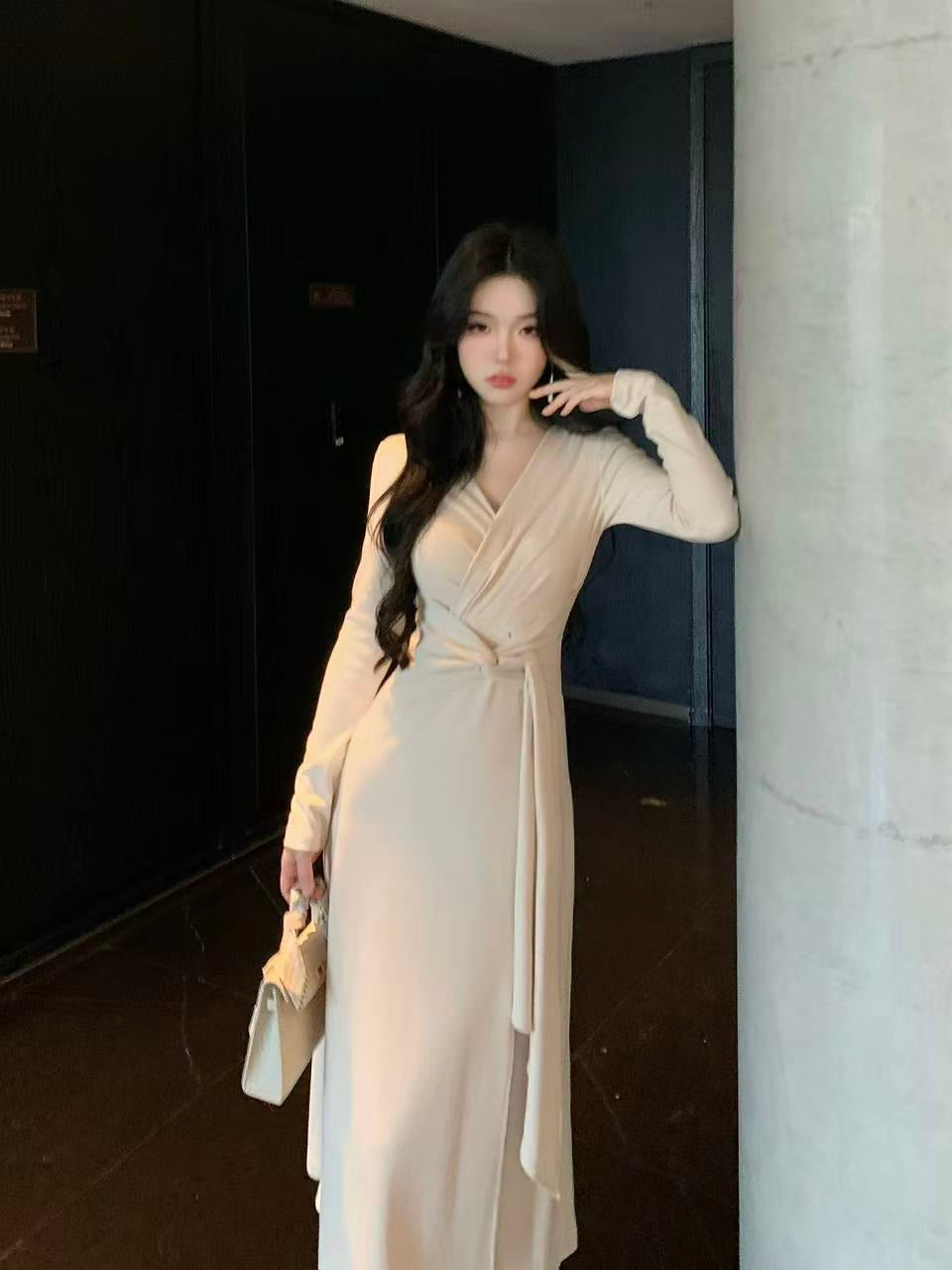 半寸风停 气质优雅V领扭结显瘦连衣裙 Half-Inch Breeze – Elegant V-Neck Twist Slimming Dress