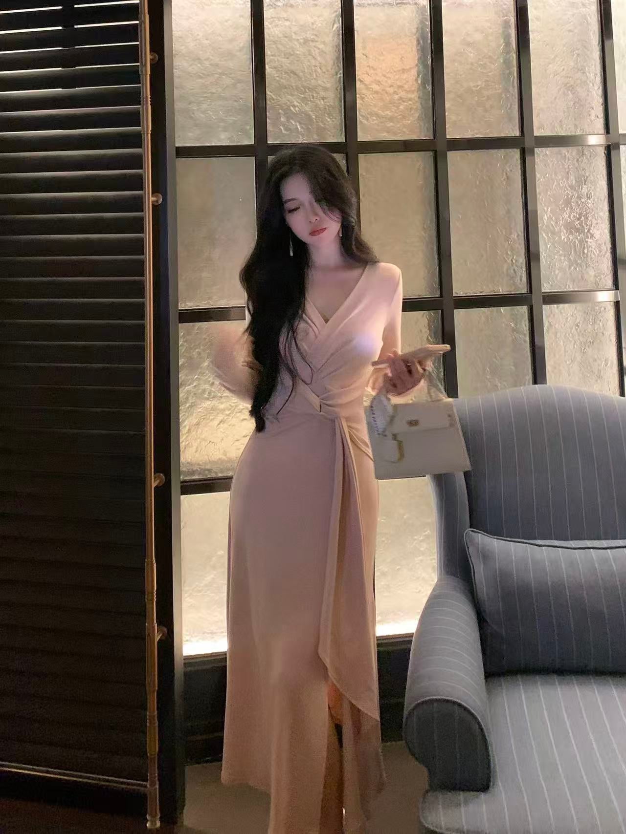 半寸风停 气质优雅V领扭结显瘦连衣裙 Half-Inch Breeze – Elegant V-Neck Twist Slimming Dress