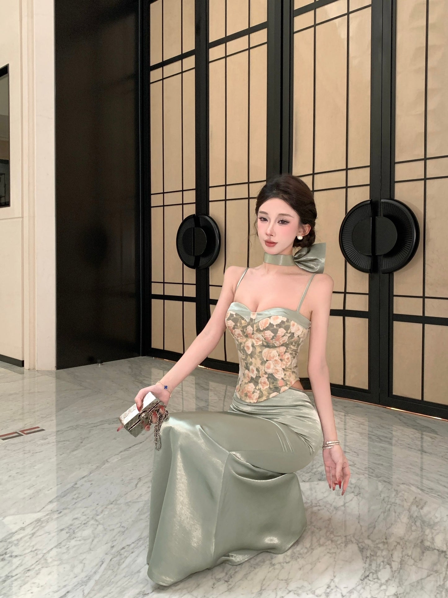 豆蔻灵动 3-Piece Set Floral Cami, Drape Skirt, and Oversized Bow Accessory