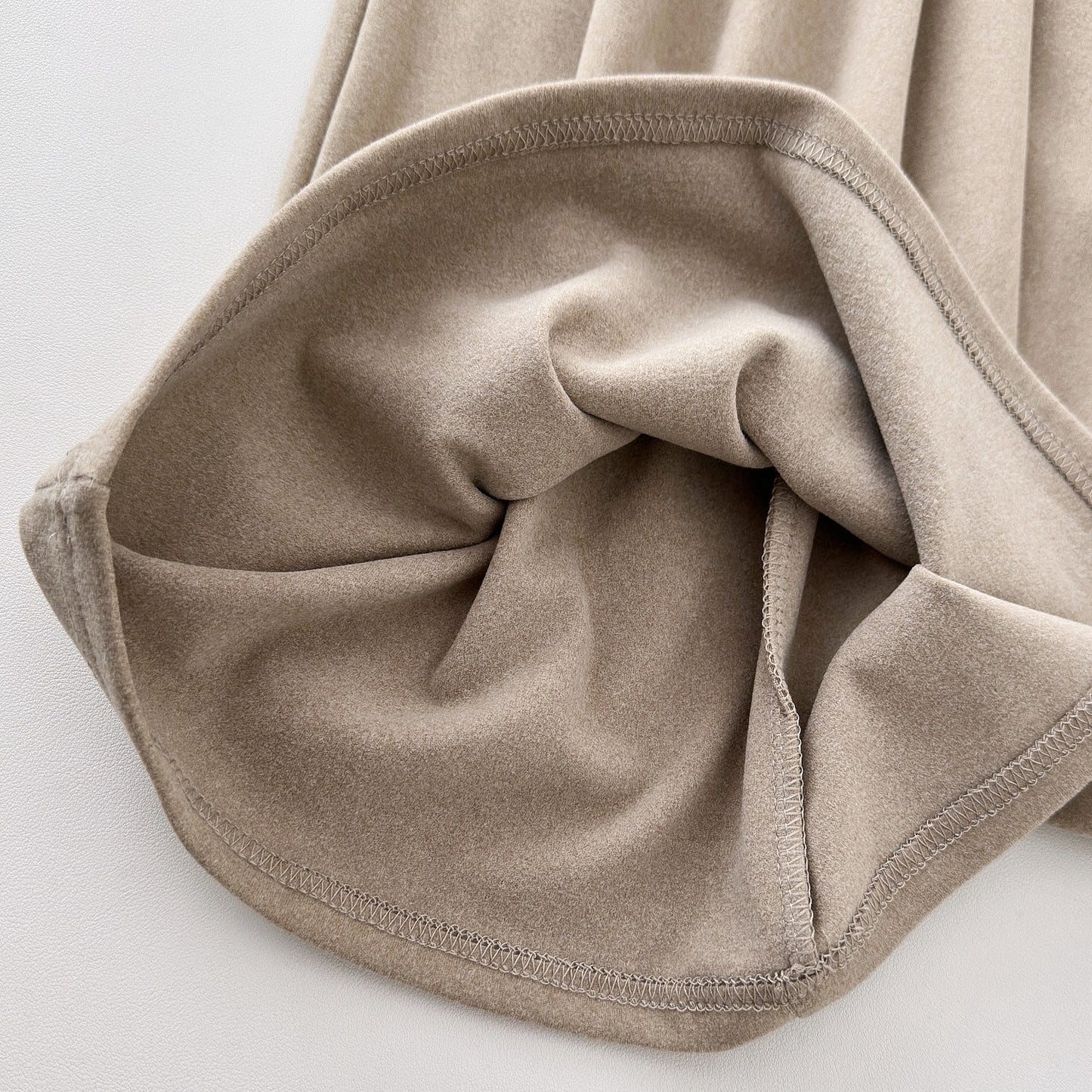 暖意浮光 Amber Warmth Lantern Sleeve & Slim-Fit Design