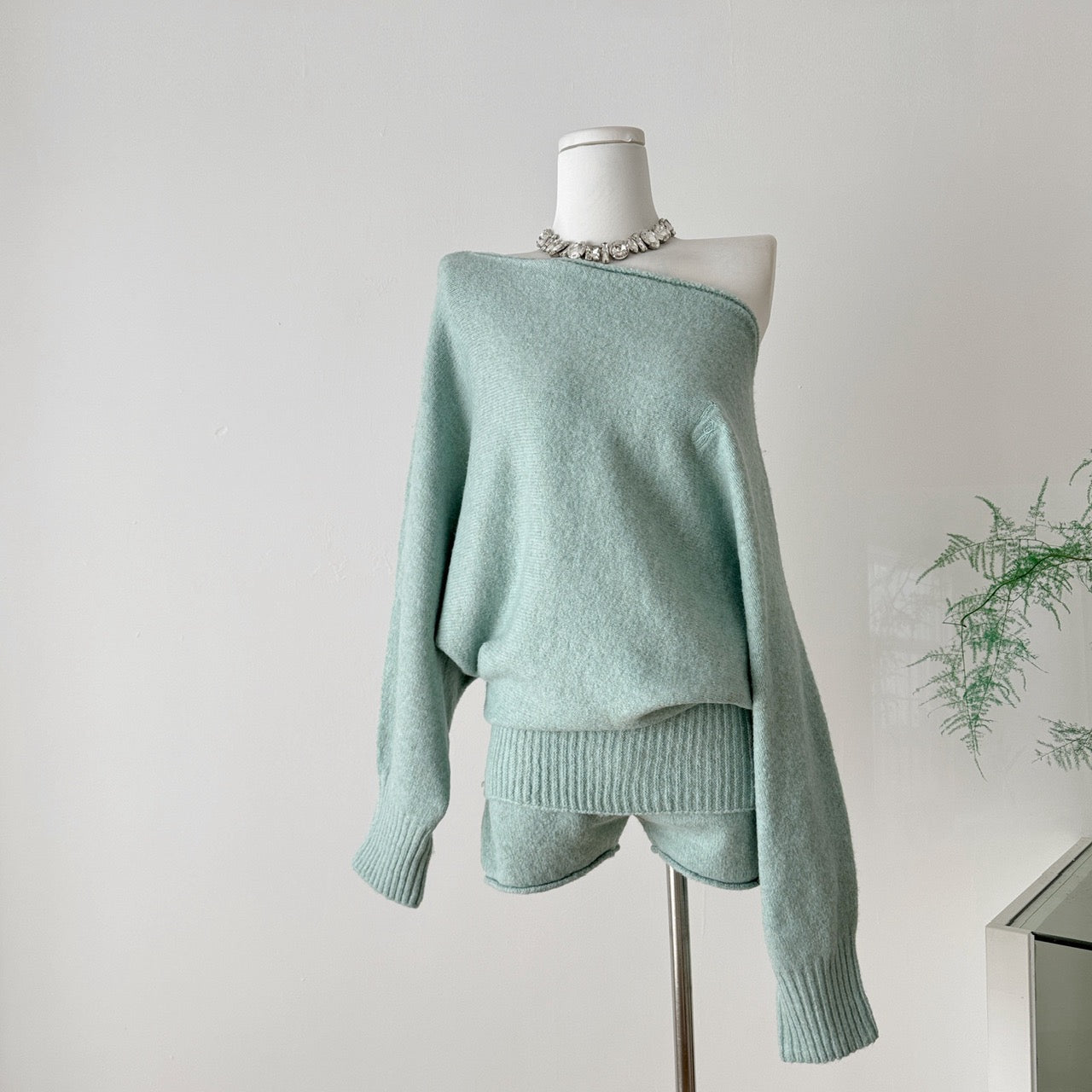 薄荷曼波 Lazy-Style Batwing Sleeve Off-Shoulder Sweater