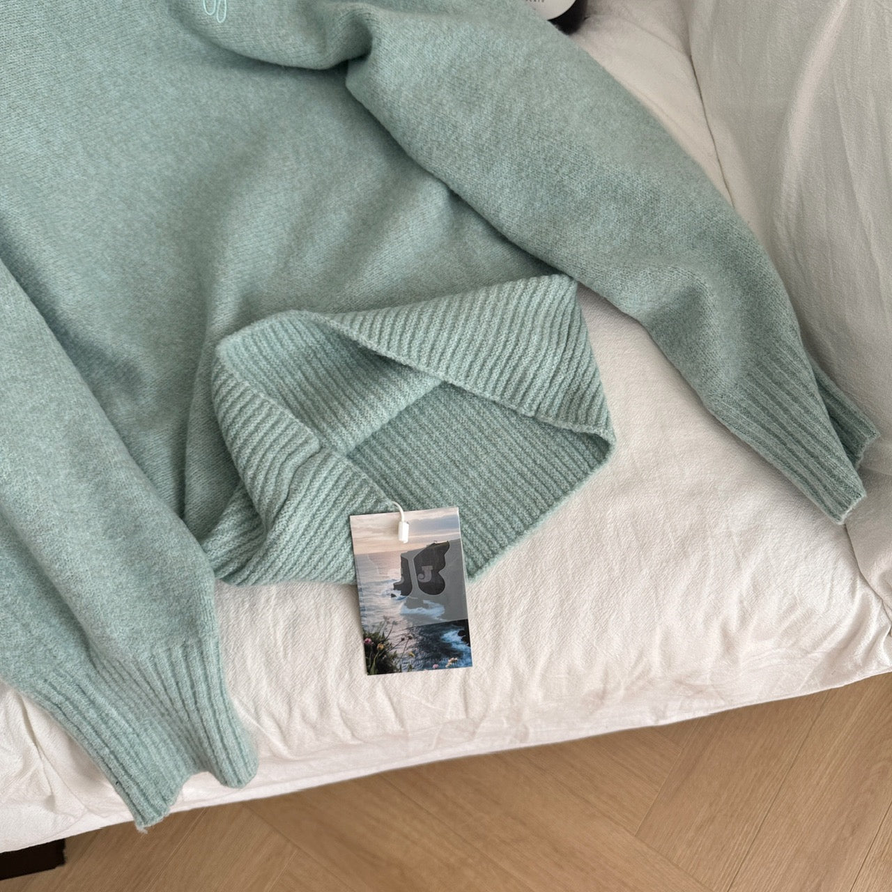 薄荷曼波 Lazy-Style Batwing Sleeve Off-Shoulder Sweater