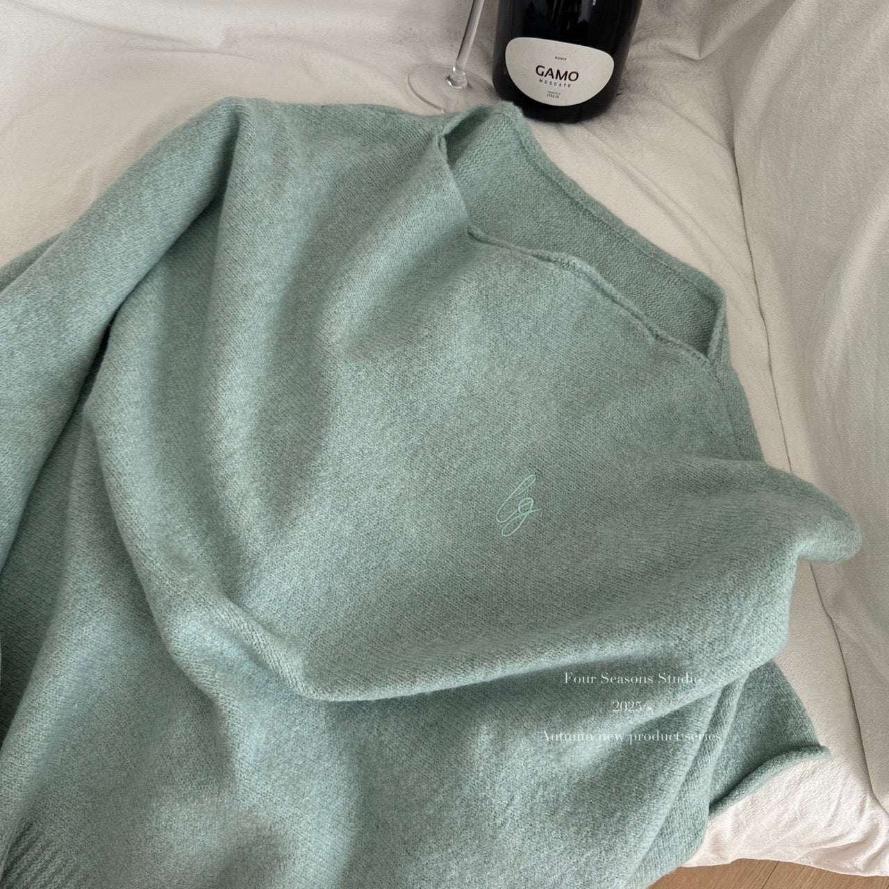 薄荷曼波 Lazy-Style Batwing Sleeve Off-Shoulder Sweater