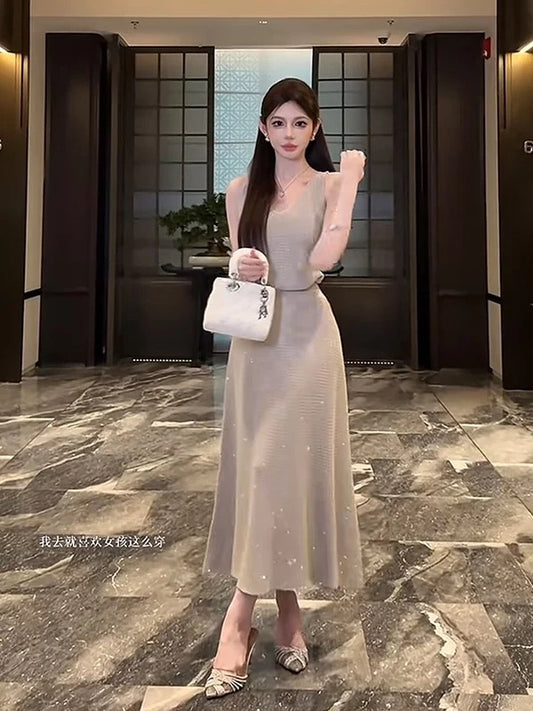 嫩模私服 小众V领亮闪上衣➕半裙套装 Model-Off-Duty Look: Niche V-Neck Sparkly Top + Skirt Set