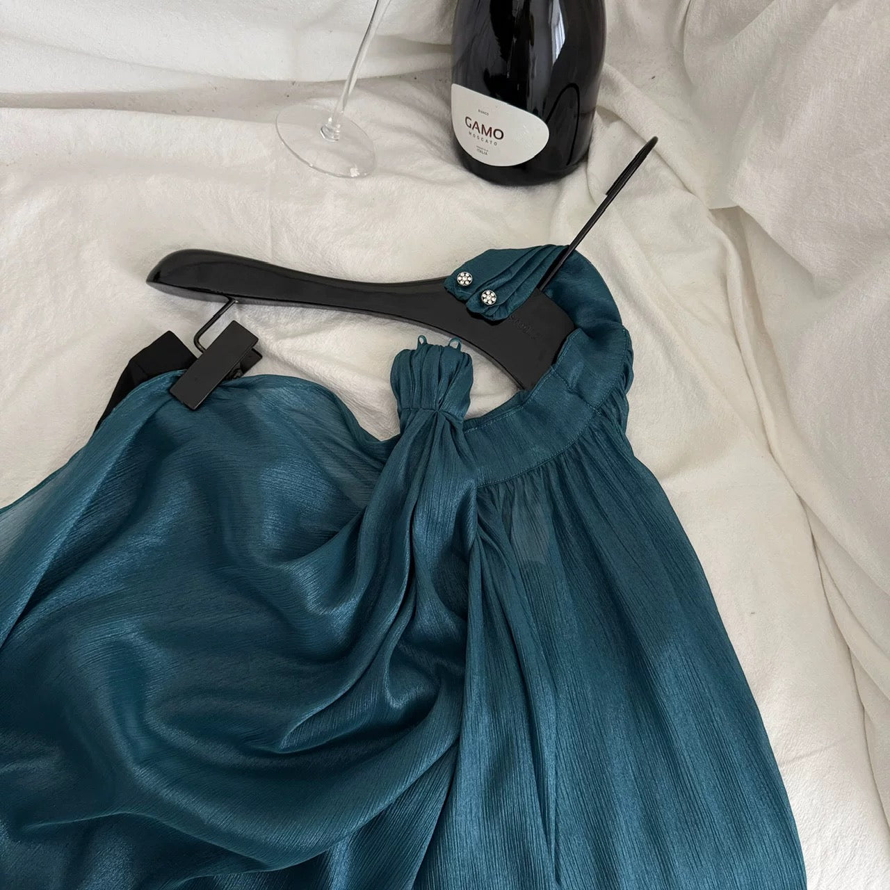 塞纳风信 流光蓝挂脖露肩连衣裙 Seine Breeze Iridescent Blue Halter Off-Shoulder Dress