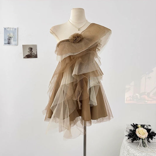 让他心动 氛围感斜肩层次感花朵纱裙 Make His Heart Flutter – Romantic Asymmetrical Shoulder Layered Tulle Dress with Floral Details