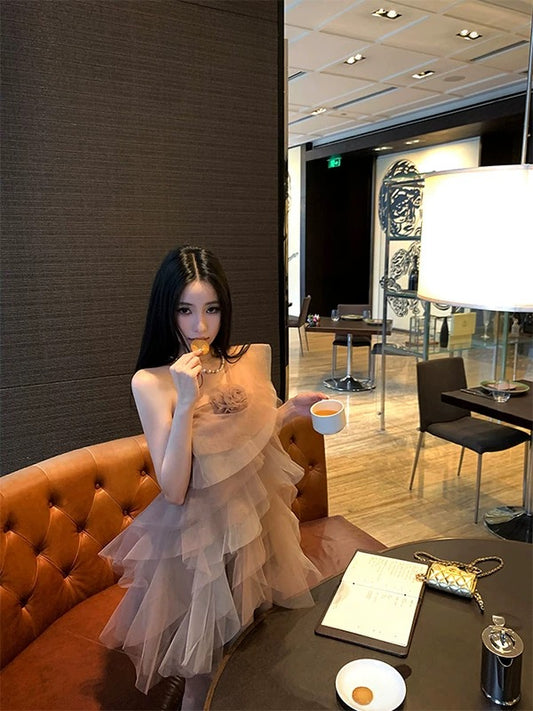 让他心动 氛围感斜肩层次感花朵纱裙 Make His Heart Flutter – Romantic Asymmetrical Shoulder Layered Tulle Dress with Floral Details