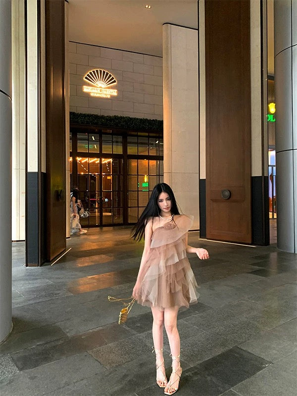 让他心动 氛围感斜肩层次感花朵纱裙 Make His Heart Flutter – Romantic Asymmetrical Shoulder Layered Tulle Dress with Floral Details