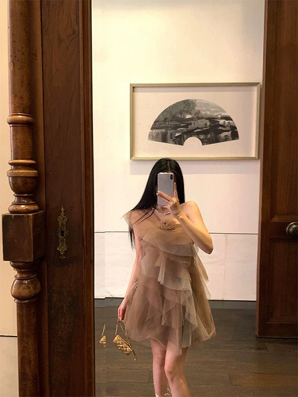 让他心动 氛围感斜肩层次感花朵纱裙 Make His Heart Flutter – Romantic Asymmetrical Shoulder Layered Tulle Dress with Floral Details