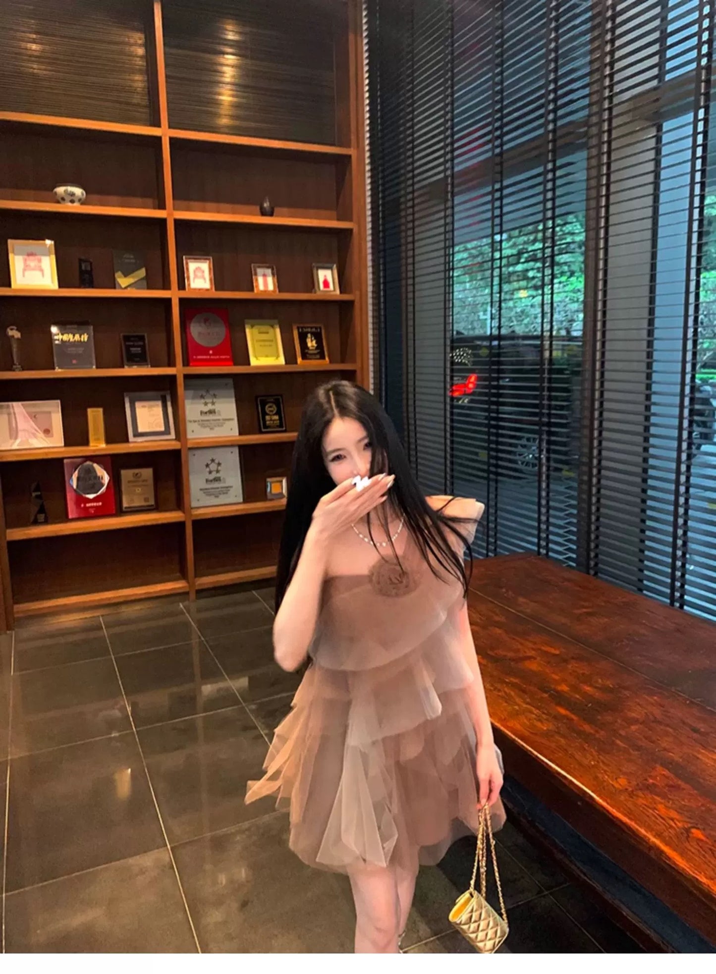 让他心动 氛围感斜肩层次感花朵纱裙 Make His Heart Flutter – Romantic Asymmetrical Shoulder Layered Tulle Dress with Floral Details