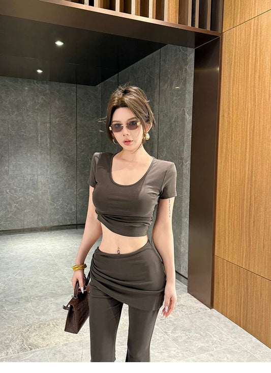 初夏宣告 显瘦短T修身长裤套装 Early Summer Statement: Slim-Fit Crop Tee and Fitted Pants Set