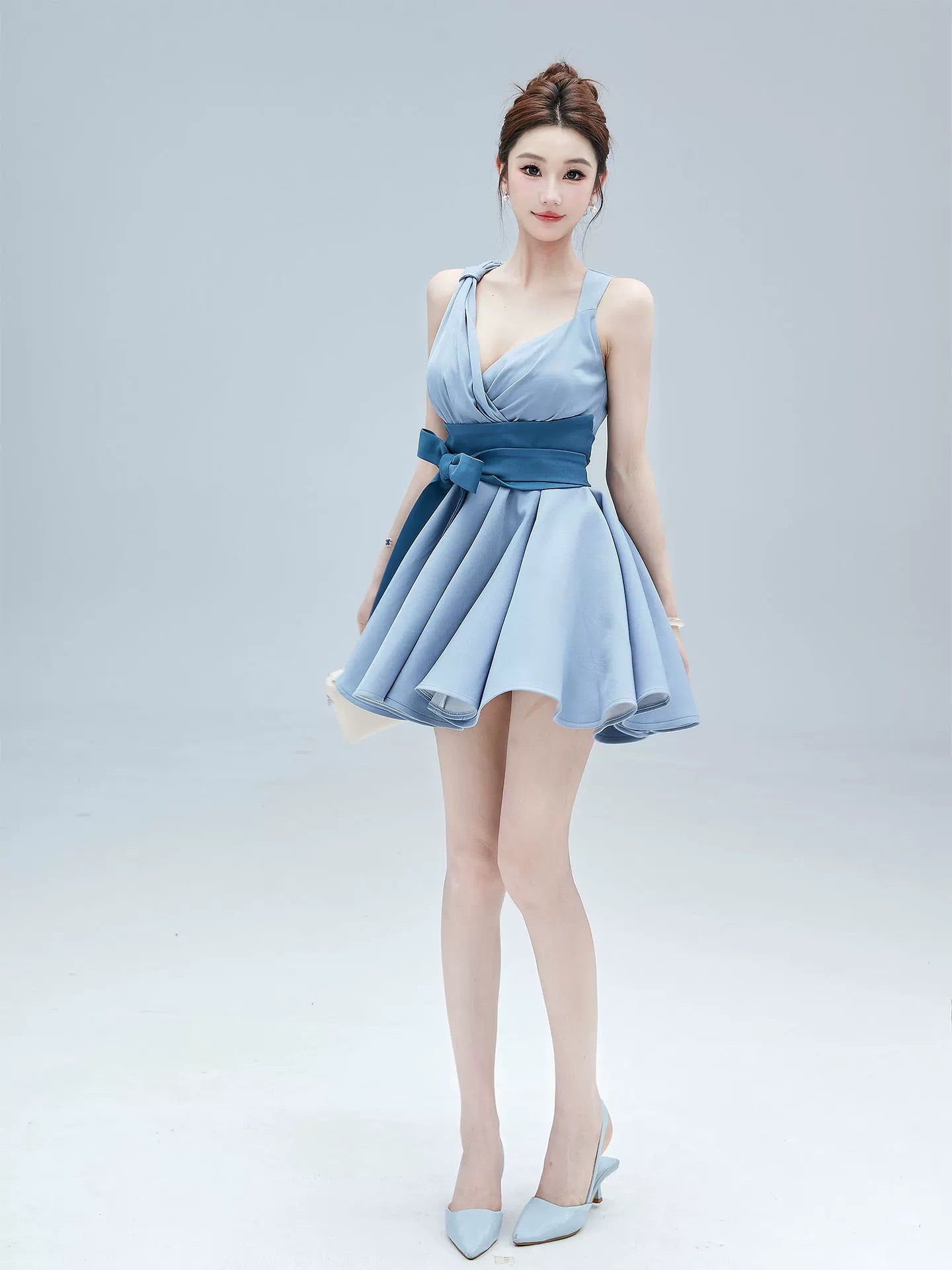 梦幻之境 轻奢气质收腰洋气连衣裙 Dreamy Elegance: Luxe Waist-Cinching Statement Dress