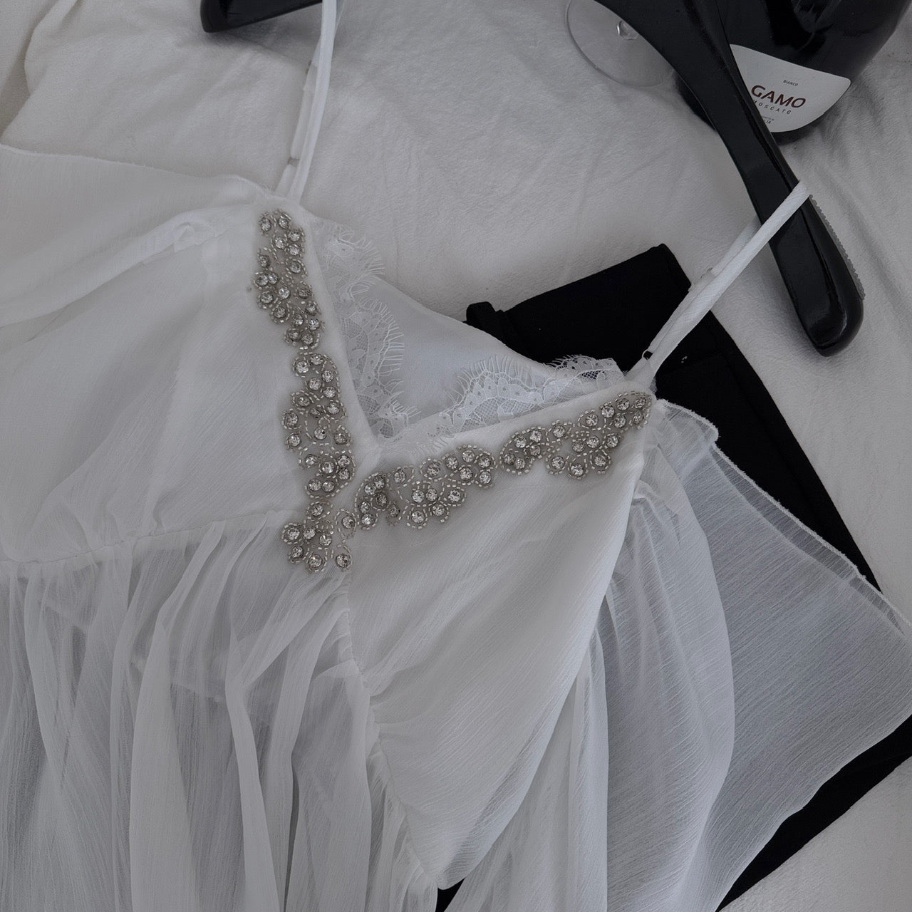 白巧慕斯 白色镶钻V领微透上衣 White Chocolate Mousse White Sheer V-Neck Top with Rhinestone Embellishments