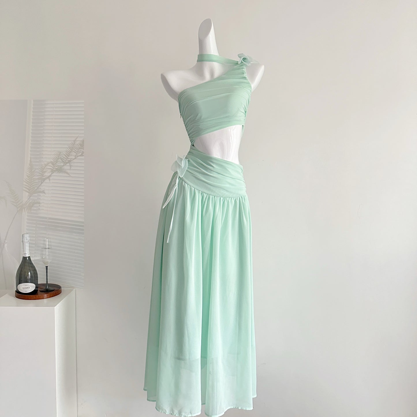 丝萝乔木 斜肩露腰网纱连衣裙 Silk Vine & Tall Tree One-Shoulder Mesh Dress with Cutout Waist