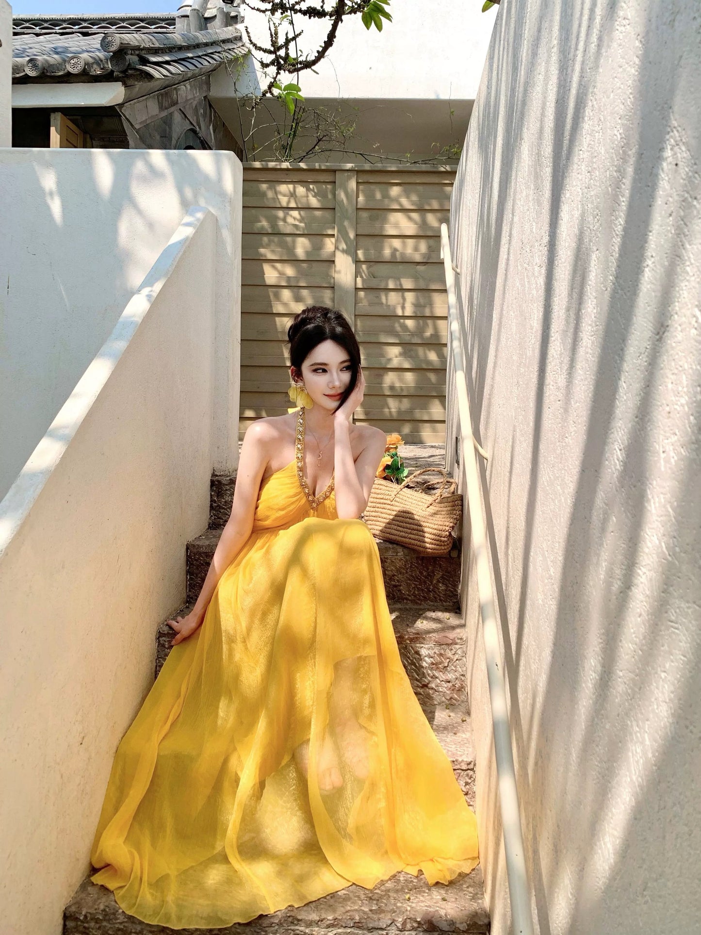 氛围感之神 镶钻挂脖雪纺连衣裙 Goddess of Aesthetic Vibes – Rhinestone Halter Chiffon Dress