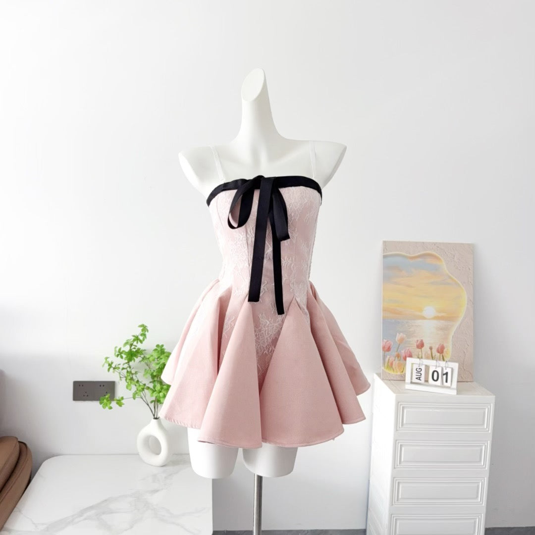 鸢尾花 粉色千金风蕾丝A字连衣裙 Pink princess-style lace A-line dress with iris detailing