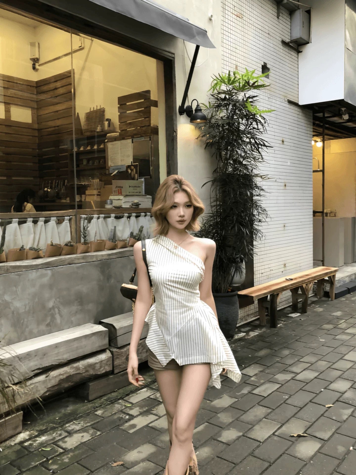 暮光 条纹露肩不规则上衣 Twilight Striped Off-Shoulder Asymmetrical Top