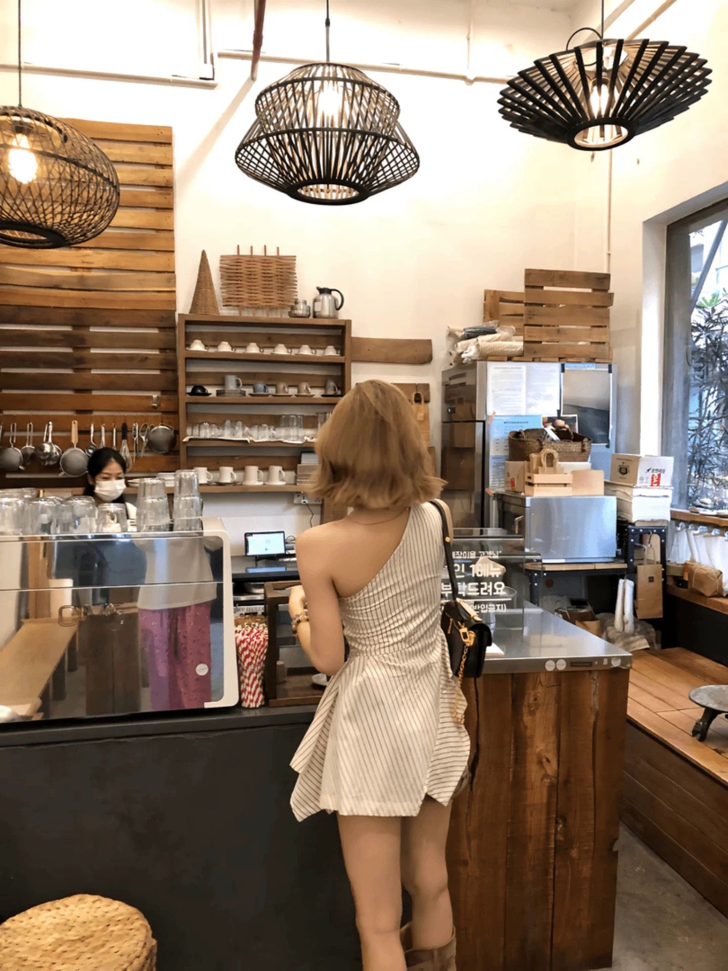 暮光 条纹露肩不规则上衣 Twilight Striped Off-Shoulder Asymmetrical Top