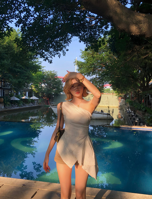 暮光 条纹露肩不规则上衣 Twilight Striped Off-Shoulder Asymmetrical Top